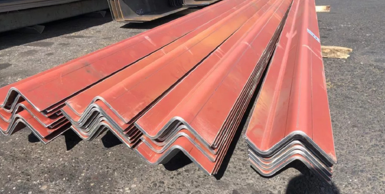 Prostowanie blachy - kiedy i dlaczego się je stosuje?