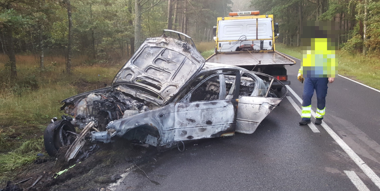 BMW dachowało i stanęło w ogniu. Jechały nim trzy młode osoby