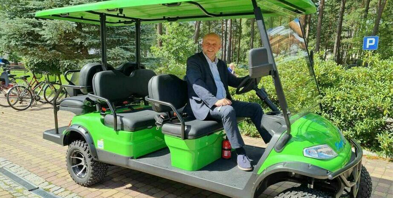 Starosta Krzysztof Lis: podróże "elektrykami" po wyznaczonych trasach to zupełnie nowa forma atrakcji turystycznej, która z pewnością przyciągnie uwagę zarówno mieszkańców, jak i przyjezdnych.