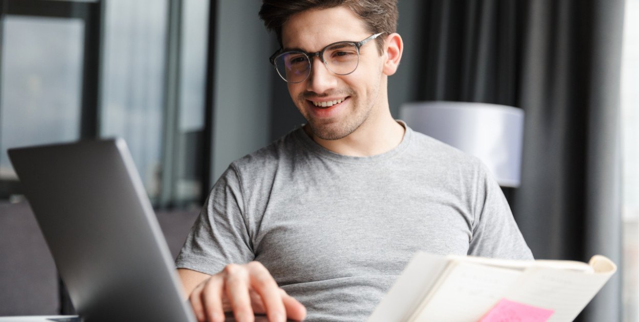 Soczewki kontaktowe a praca przy komputerze - jak zapobiegać zmęczeniu oczu?