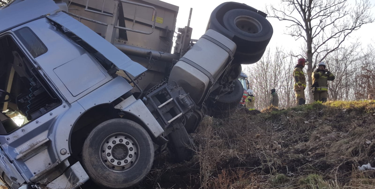 Wypadek na drodze wojewódzkiej nr 171. Ciężarówka przewróciła się na bok