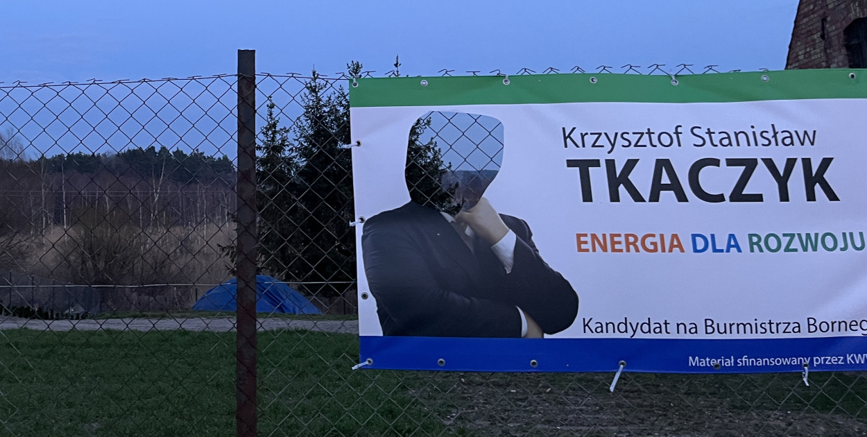 Zniszczone banery wyborcze w gminie Borne Sulinowo. 