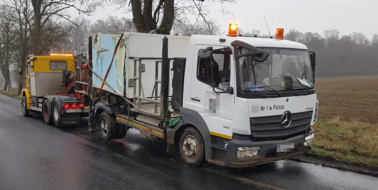 Ciężarówka uderzyła w drzewo i wylądowała w polu