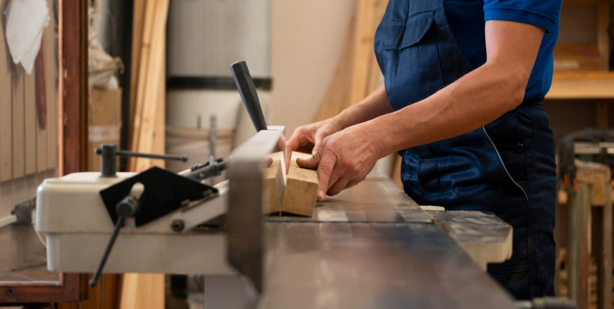 Jak działają szlifierki szerokotaśmowe do drewna?