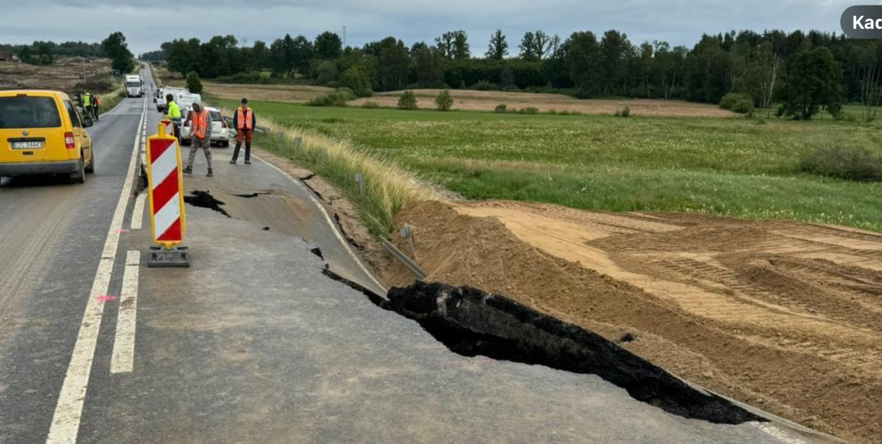 Zapadła się jezdnia na DK11 pomiędzy Szczecinkiem a Bobolicami