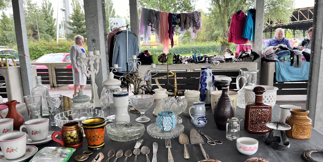 Deszczowa niedziela na pchlim targu w Szczecinku: sukces pomimo kapryśnej pogody