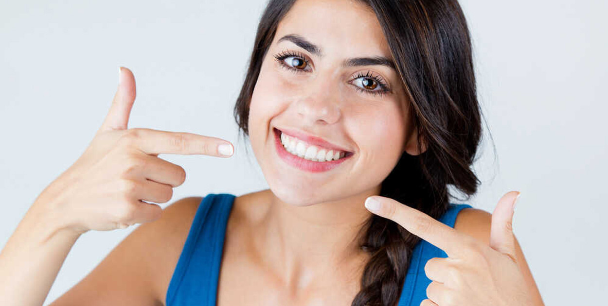 Jak dbać o korony pełnoceramiczne? Poradnik pielęgnacyjny