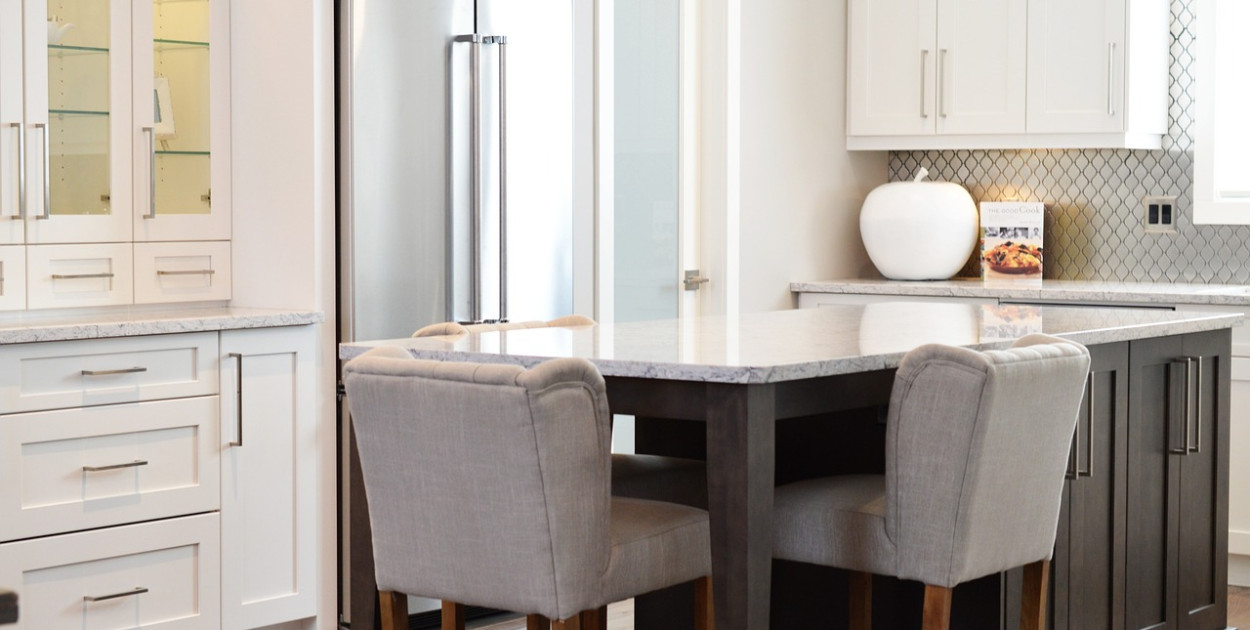 Mikrocement czy tradycyjne materiały? Porównanie zalet i wad stosowania mikrocemen