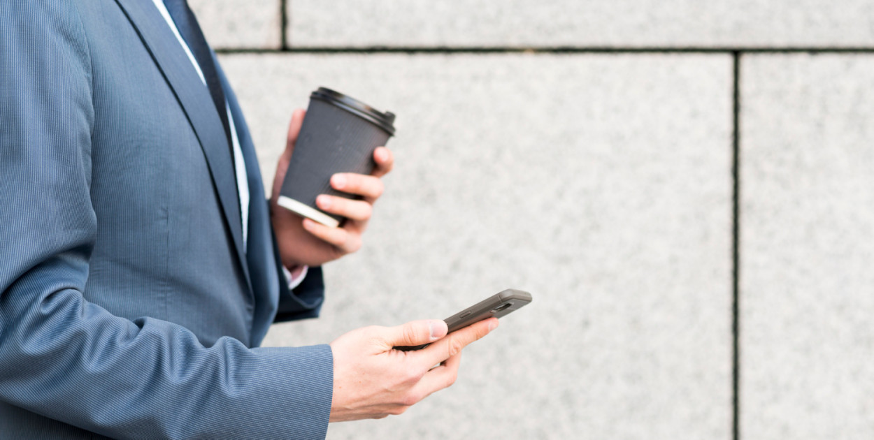 Telefon służbowy – czy pracownik musi go odebrać po godzinach pracy?