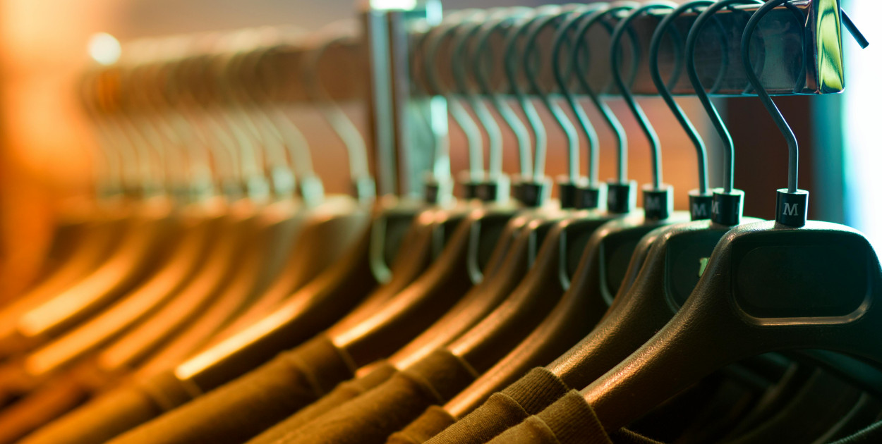 Jak zamontować drążek na ubrania?