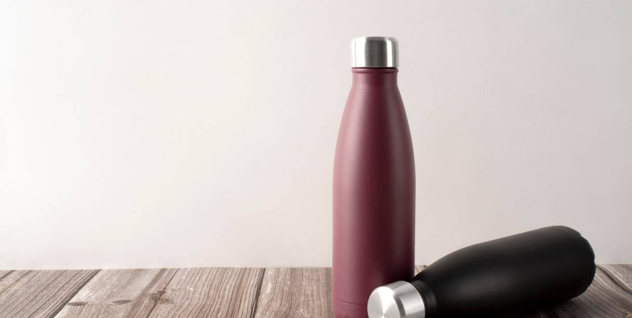 Kubek termiczny a butelka termiczna – co wybrać?