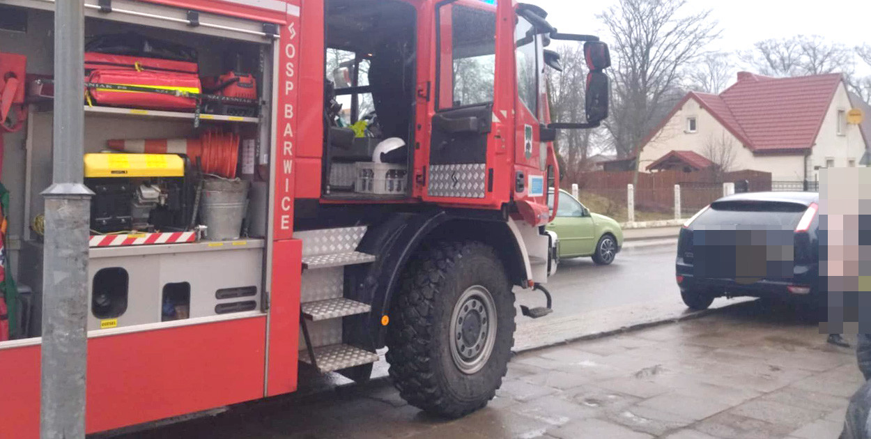 Strażacy OSP Barwice ruszyli na ratunek zatrzaśniętemu w aucie dziecku