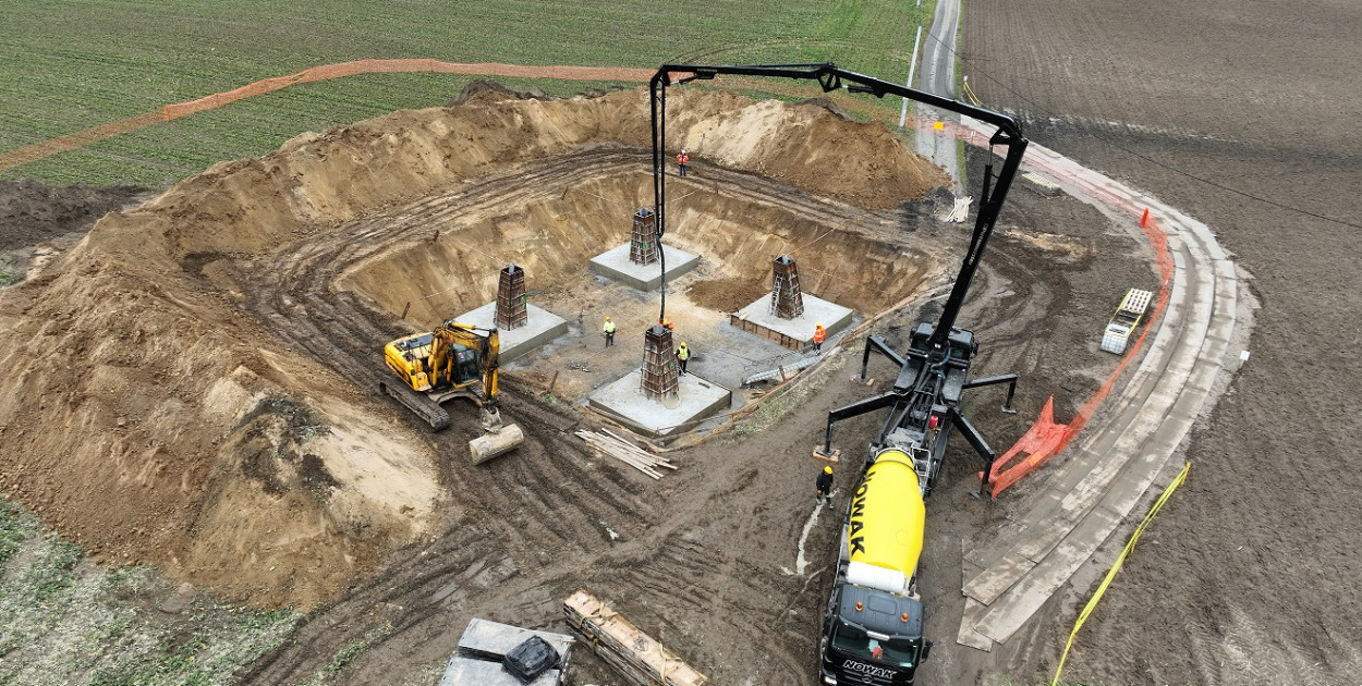 fot. PSE / Maszyny budowlane, wycinka drzew i betonowe konstrukcje – trwają prace przy budowie linii elektroenergetycznej 400 kV PSE.