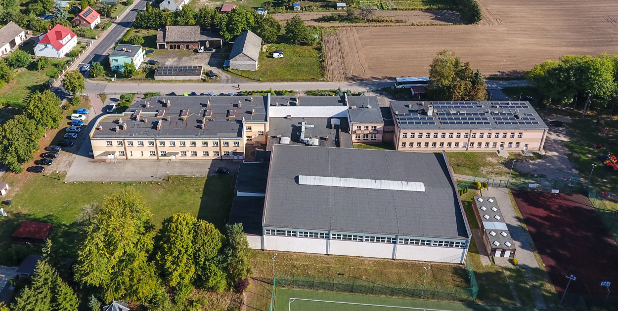 fot. iszczecinek.pl / archiwum / Szkoła Podstawowa w Turowie