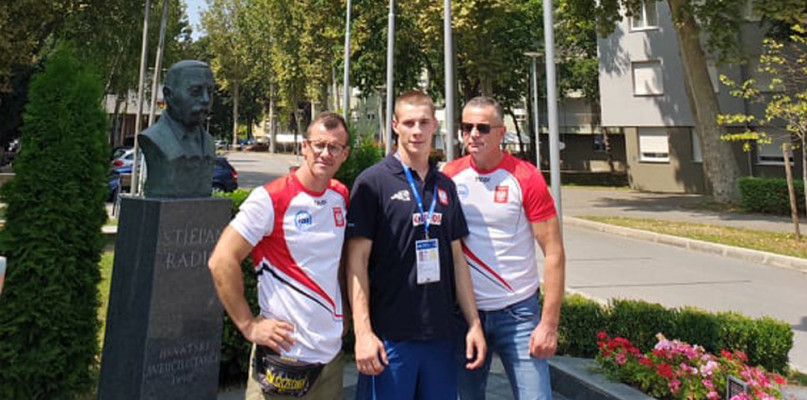 Na zdjęciu Bartłomiej Mienciuk  z trenerami - K. Pajewski i Z. Sołtys