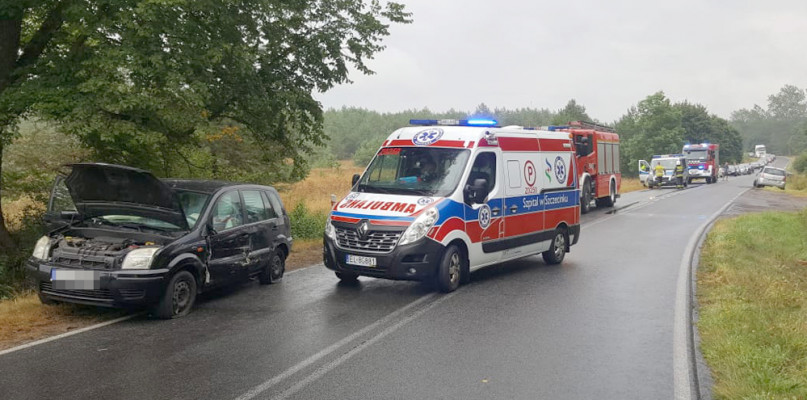 fot. iszczecinek.pl / Osoby uczestniczące w zdarzeniu trafiły pod opiekę zespołu ratownictwa medycznego. 