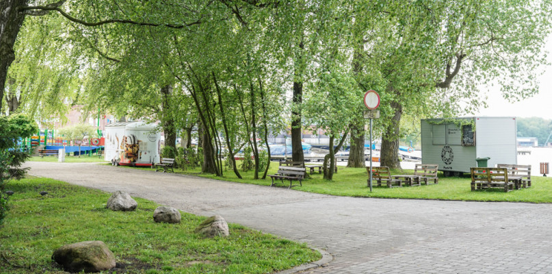 fot. iszczecinek.pl / W nocy włamano się do dwóch przyczep gastronomicznych stojących w parku w pobliżu muszli koncertowej.