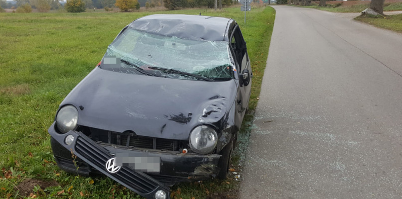 Volkswagen Uderzył W Drzewo. Kierowca Miał Sporo Szczęścia - Iszczecinek.pl