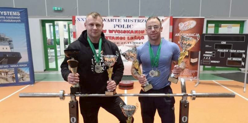 na zdjęciu od lewej: Szymon Podolańczyk i Robert Zabuski / Gratulujemy wyników!