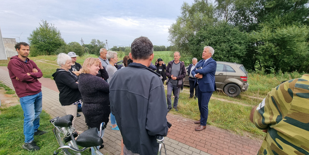 fot. Magdalena Michalska /  Mieszkańcy osiedla Wojska Polskiego w Barwicach protestują przeciwko budowie skateparku w sąsiedztwie ich domów, obawiając się hałasu, śmieci i spadku wartości nieruchomości.
