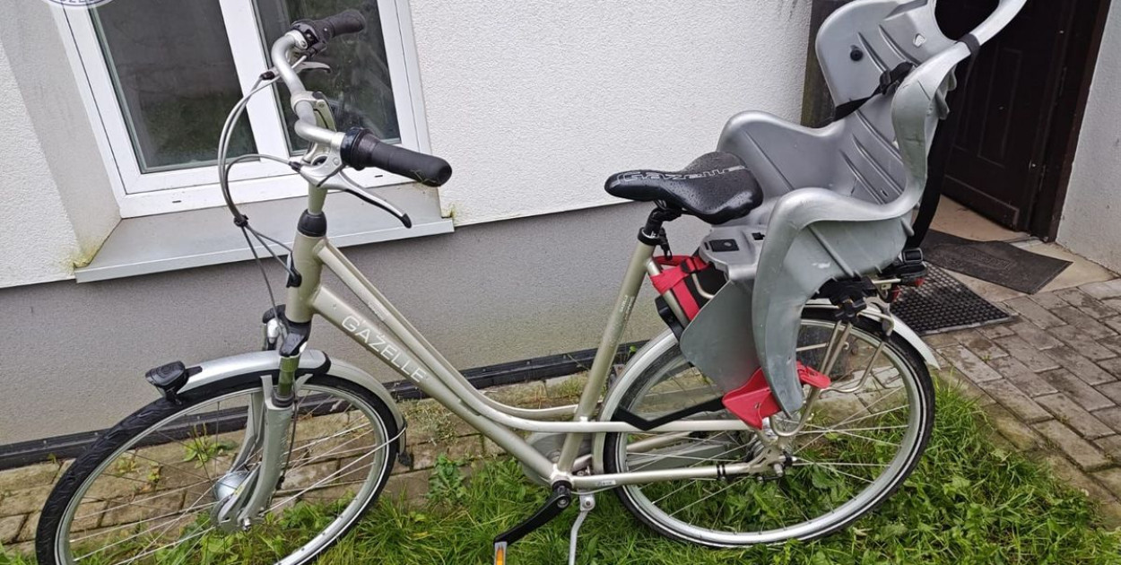 fot. archiwum policji / Rower z fotelikiem dziecięcym, który został skradziony w Szczecinku. Policja szybko odzyskała jednoślad, a sprawca został zatrzymany.