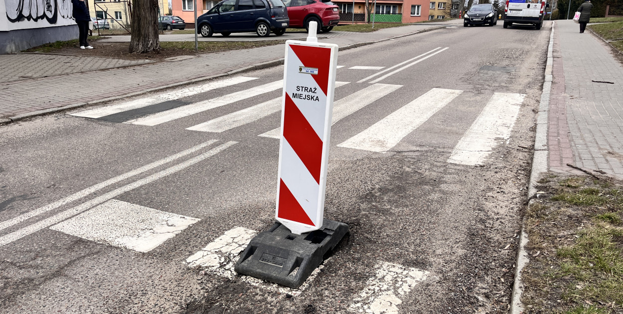 fot. iszczecinek.pl / niebezpieczne miejsce zabezpieczone przez Straż Miejską