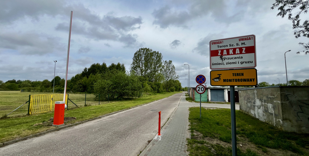 fot. iszczecinek.pl / Szlaban przy garażach na Zachodzie w Szczecinku zamyka drogę do ogródków działkowych, z których korzystają mieszkańcy z całego miasta.