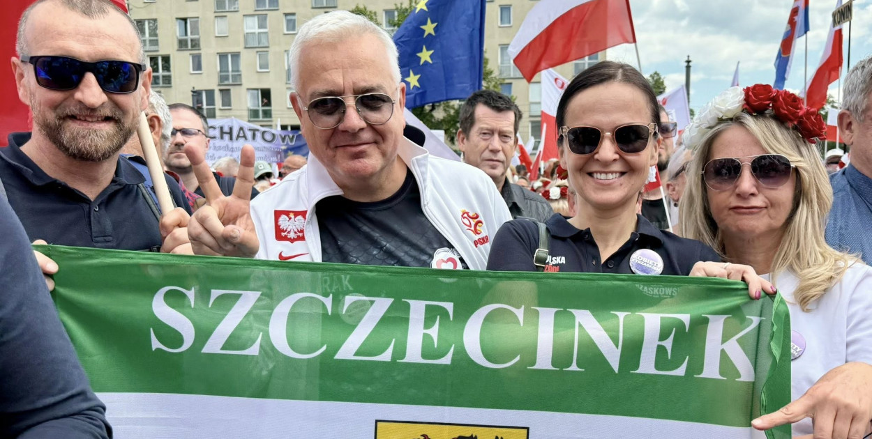 Polityczne emocje w stolicy. Szczecinek obecny na dwóch marszach