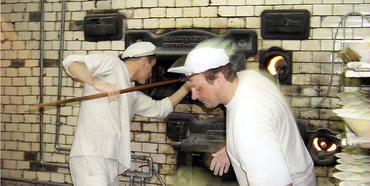 fot. Rajmund Wełnic / Rok 2001, wypiekanie chleba w piekarni przy ulicy Lipowej