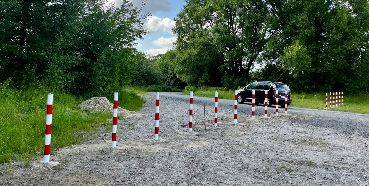 fot. iszczecinek.pl / Droga przez garaże na osiedlu Zachód – ostatnie dni przed definitywnym zamknięciem dla działkowców.