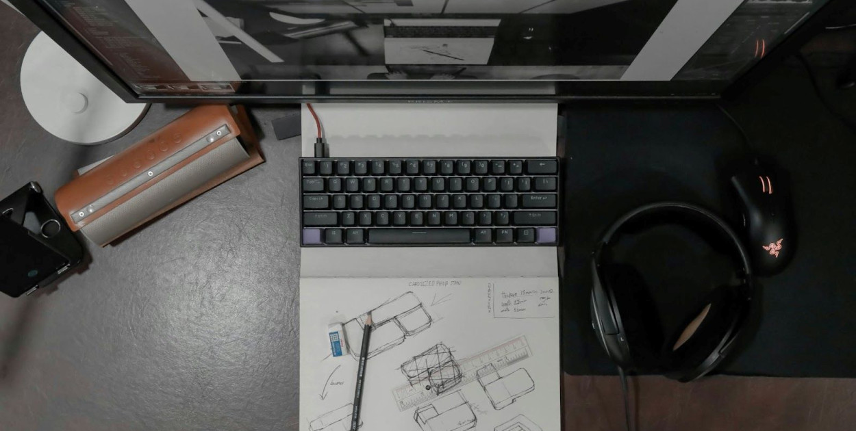 https://unsplash.com/photos/black-and-silver-computer-keyboard-on-white-table-4BZDOtkOTJ0