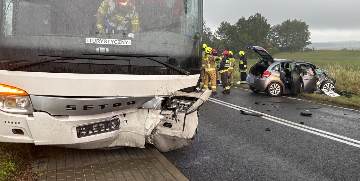 fot. iszczecinek.pl / Citroen zderzył się z autobusem na DK20. Kobieta i dwoje dzieci w szpitalu.