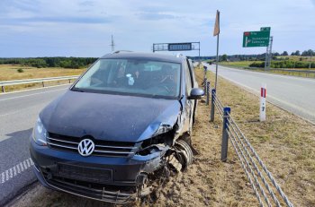 Volkswagen rozbił się o barierki na trasie S11. W aucie była cała rodzina-6759