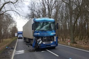 Zderzenie dwóch ciężarówek i osobówki na DK11. Gigantyczne korki-7911