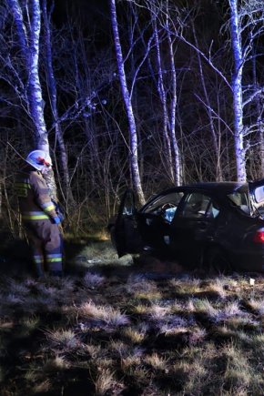 Kolejny pijany kierowca spowodował wypadek. BMW uderzyło w drzewo-7928