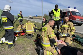 5 osób poszkodowanych w groźnym wypadku na S11. Na szczęście to tylko ćwiczenia-7956