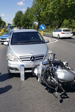 Niebezpieczna sytuacja na Wyszyńskiego! Motocyklista wymusił pierwszeństwo na Mercedesie!-8046