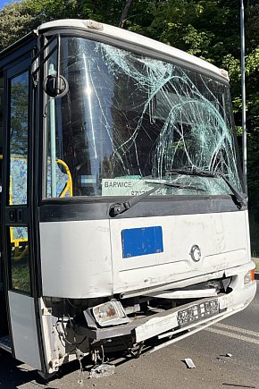 Autobus wiozący młodzież do szkół zderzył się z busem-8058