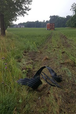 Opona wystrzeliła, ciężarówka w polu. Niebezpiecznie na krajowej „20”-8197