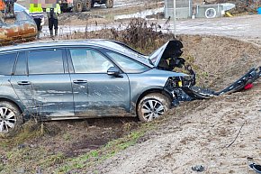 Czołowe zderzenie dwóch aut w Pietrzykowie. Droga zablokowana, jedna osoba trafiła do szpitala.-8635