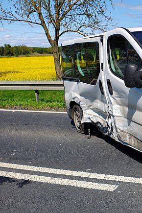 Bus przewrócony po zderzeniu z Fordem – zobacz miejsce zdarzenia-8918