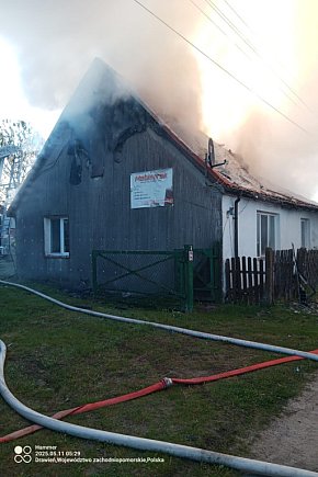 Ogień o świcie! Duży pożar domu-8927