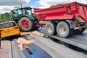 Zderzenie VW z ciągnikiem na Zwycięzców – zobacz zdjęcia-8931