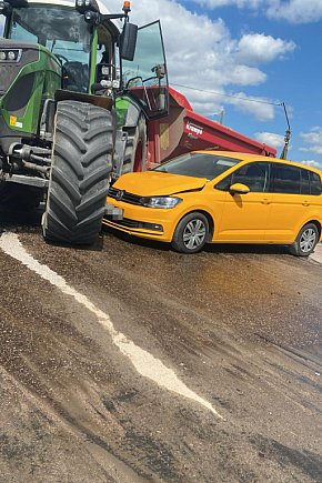 Zderzenie VW z ciągnikiem na Zwycięzców – zobacz zdjęcia-8931