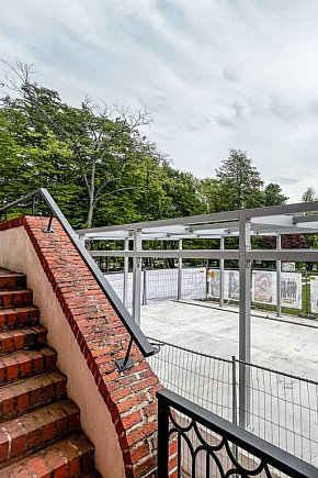  Przy zamku powstaje zadaszony taras. Stalowa konstrukcja nie wszystkim się podoba.-8936