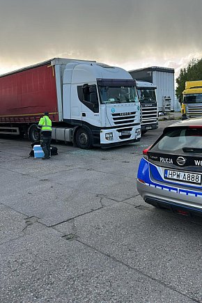 Pocięta plandeka, wybite szyby i zniszczone lampy.-8959