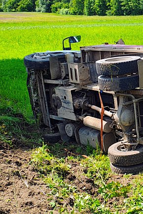 Wypadek ciężarówki pod Iwinem – zdjęcia z miejsca-8994