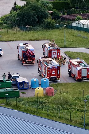 Podejrzane pojemniki i strażacy w akcji – zdjęcia z miejsca-9021