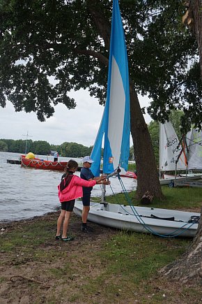 Młodzi żeglarze w akcji – regaty na Jeziorze Drawsko-9044