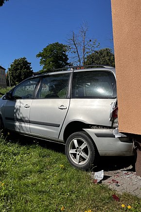 Ford uderzył w blok – zdjęcia z miejsca zdarzenia-9048